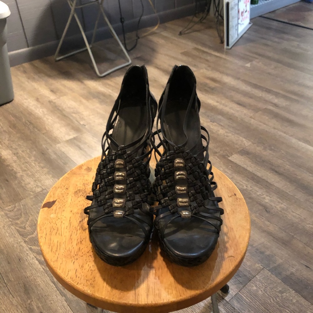 Black wedges